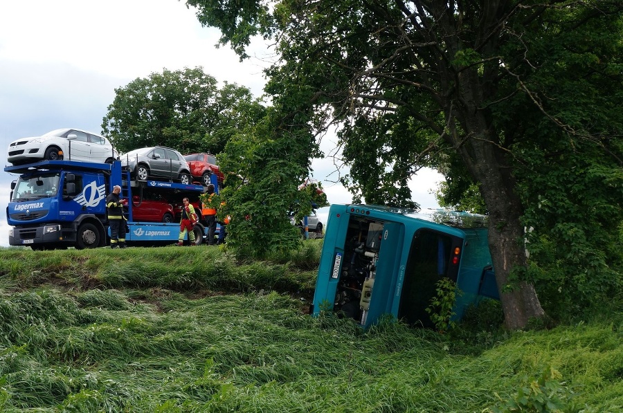 Nehoda autobusu a osobného