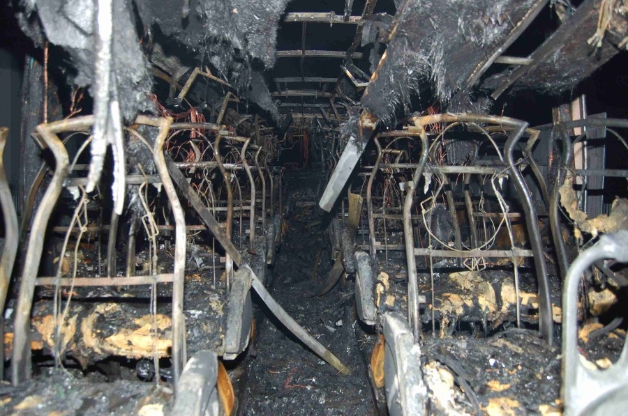 Interiér autobusu podpáleného v