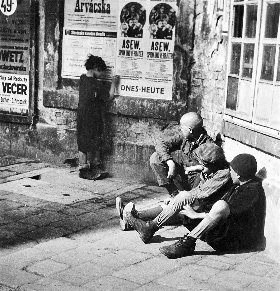 Vystava Zivotneho Diela Viliama Malika 99 Zniceny Hrad A Radostne Hesla Fotografia C 3 Novy Cas