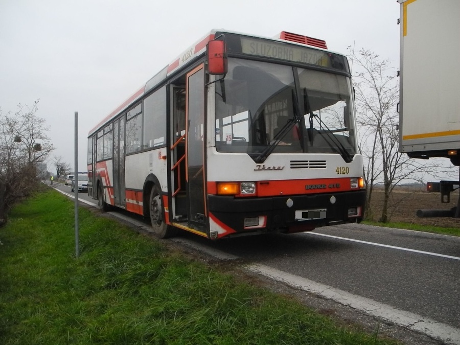 Autobus do priekopy zapadol