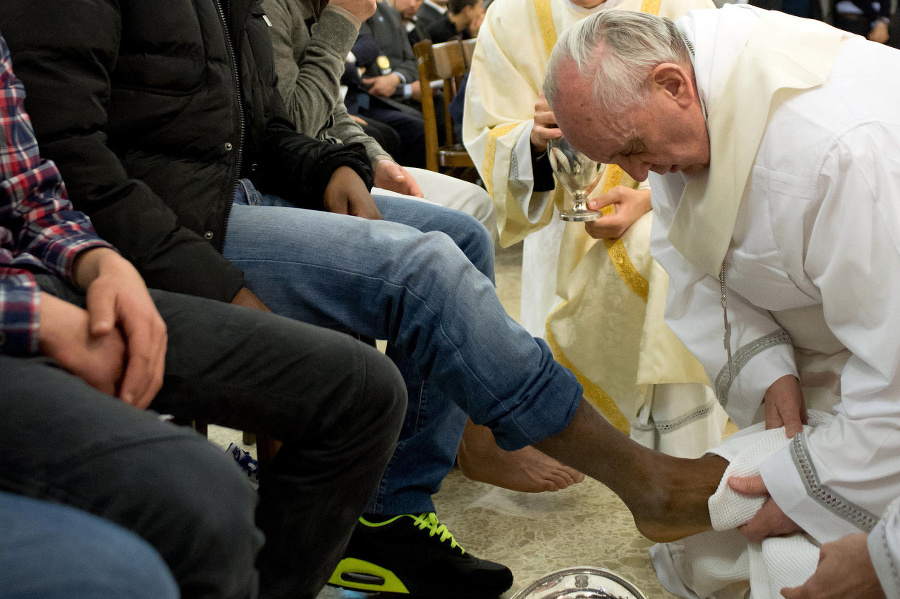 Pápež vyjadril pokoru umytím