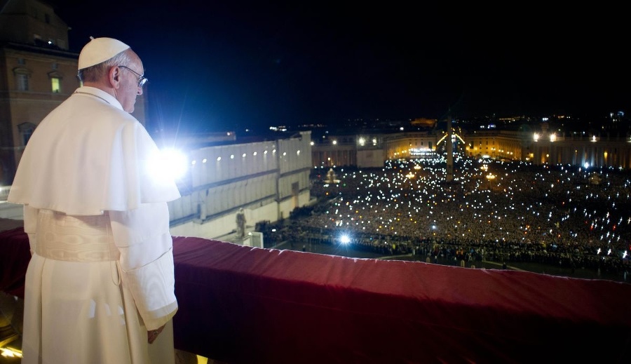 Novým pápežom sa stal kardinál Bergoglio. Vybral si meno František.