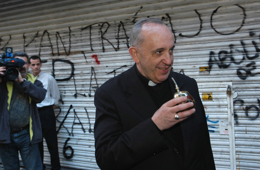 3. marca 2013: Kardinál Jorge Bergoglio pije maté, tradičný miestny čaj v Argentíne.