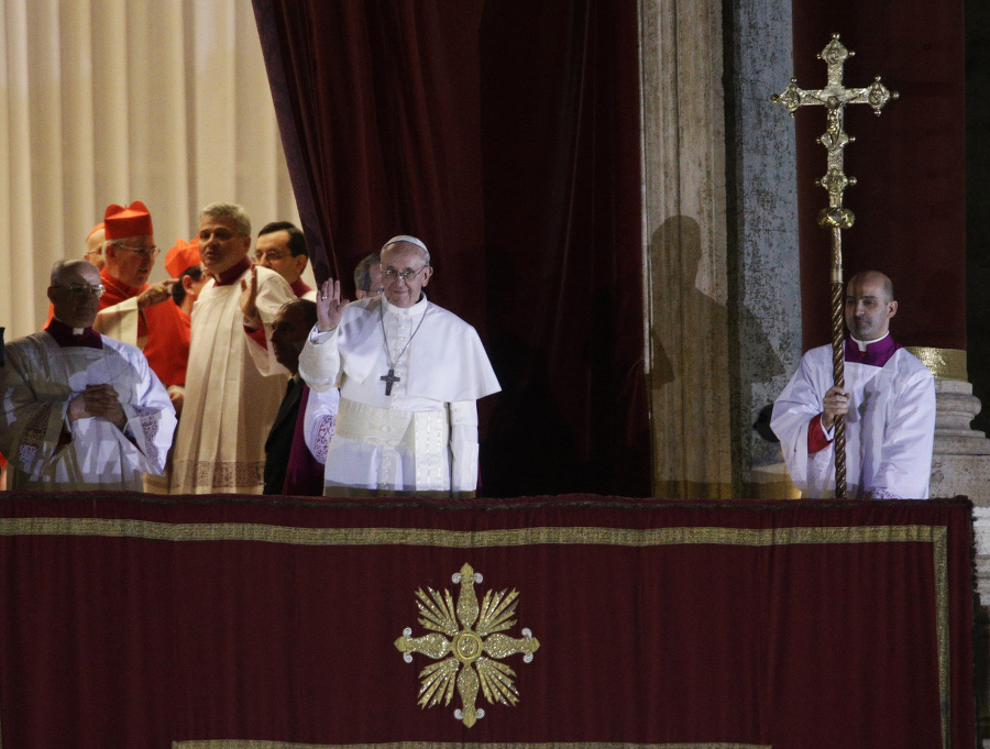 Nový pápež Jorge Bergoglio prijal meno František.