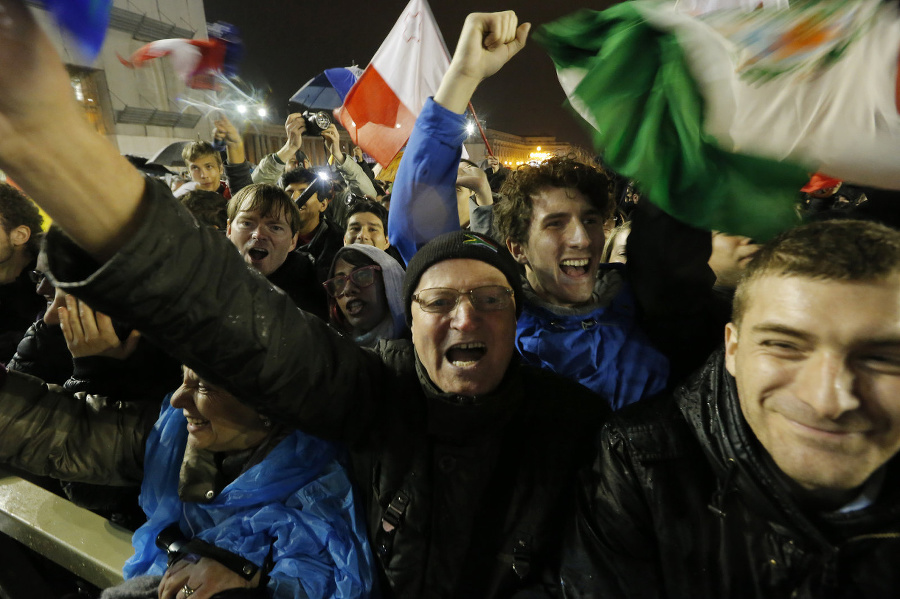 Kresťania z celého sveta oslavujú na Námestí sv. Petra v Ríme nového pápeža.