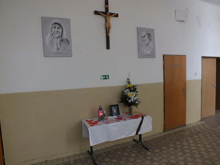Na Dominika spomínajú v škole. 