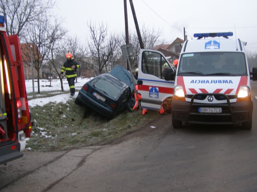 Vodič Júius († 57) prešiel do protismeru, s autom nabúral do stĺpa a zraneniam podľahol. 