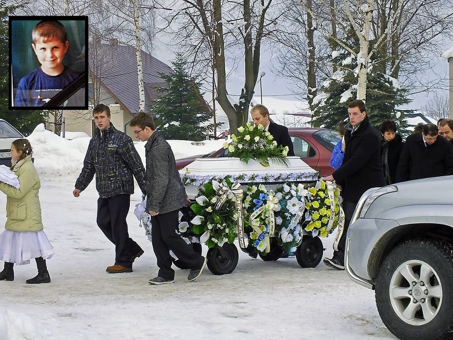 Za bielou rakvou kráčala Dominikova rodina.