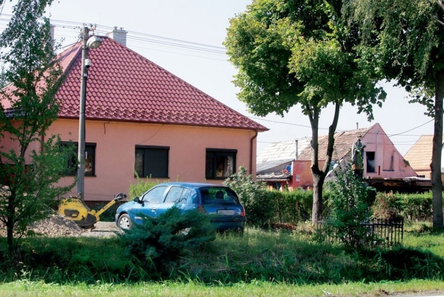 iDom Oskara Dobrovodského (vľavo) a vedľa malý domček problémových susedov.