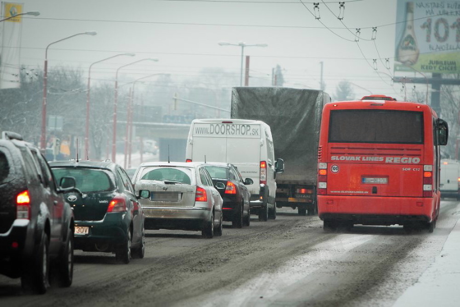 Sneh v Bratislave potrápil