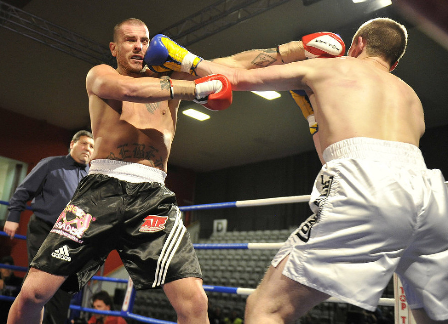 Robert Rosenberg (vľavo) počas boxerskej exhibície.