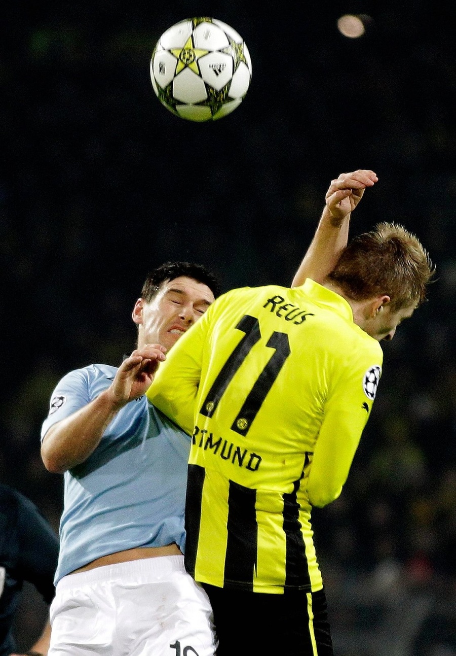 Hráč City Gareth Barry (vľavo) a Marco Reus z Borussie.