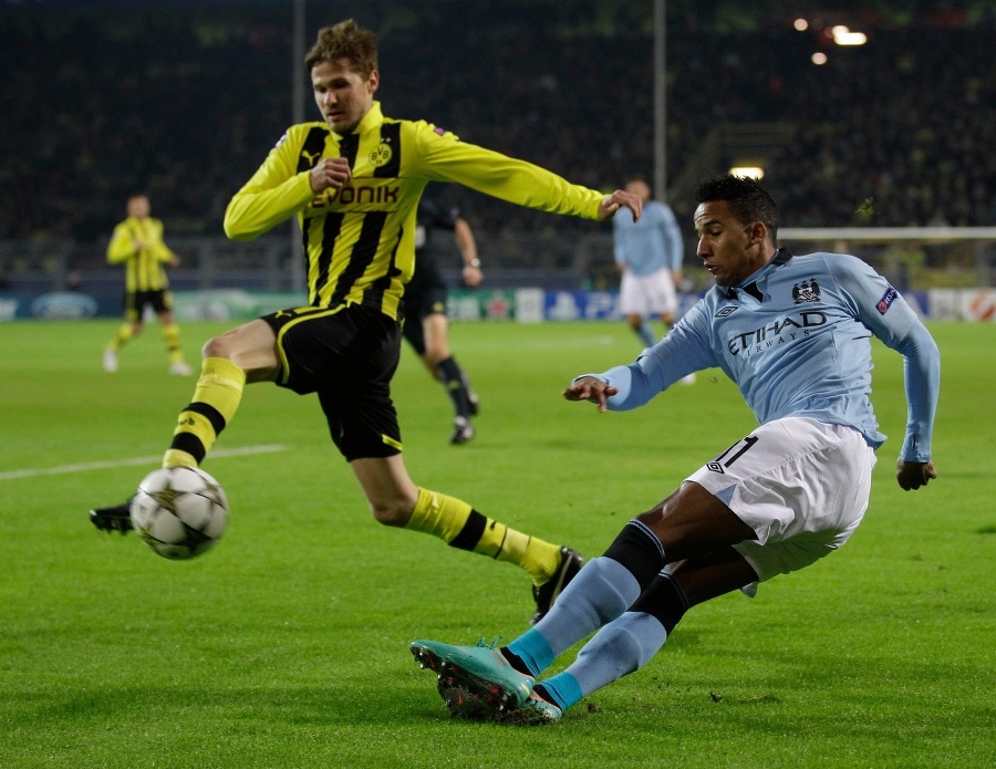 Hráč City Scott Sinclair (vpravo) a Oliver Kirch z Borussie