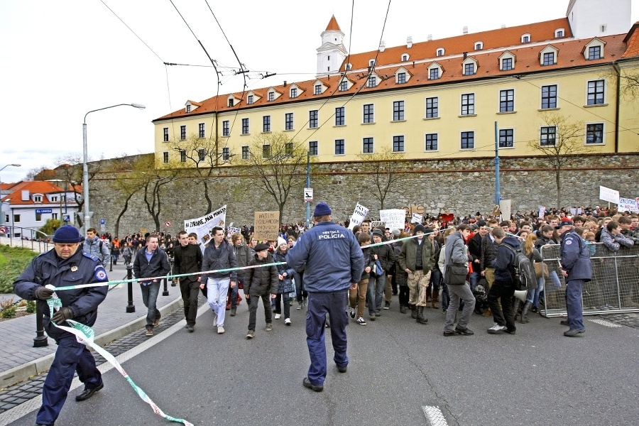 Študenti sa zastali učiteľov