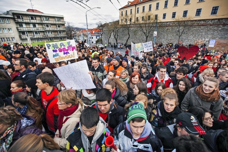 Študenti sa zastali učiteľov