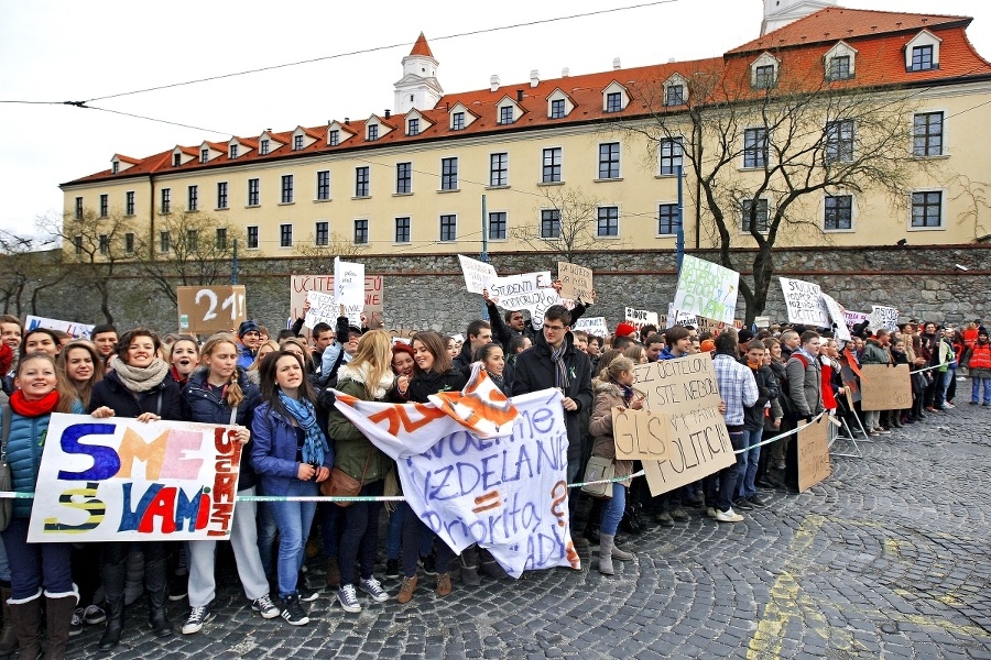 Študenti sa zastali učiteľov