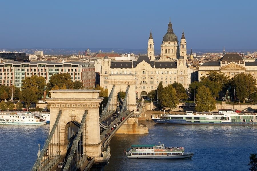 Nádherná Budapešť, v pozadí