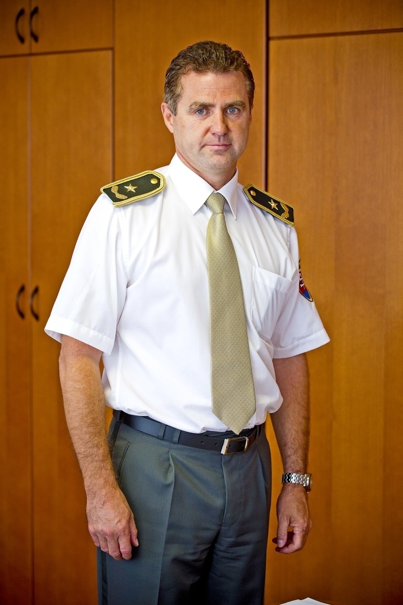 Policajný prezident Tibor Gašpar berie fotografie ako oznámenie o podozrení zo spáchania priestupku.