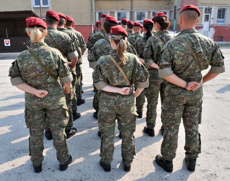 Slovenskí vojaci pred odchodom