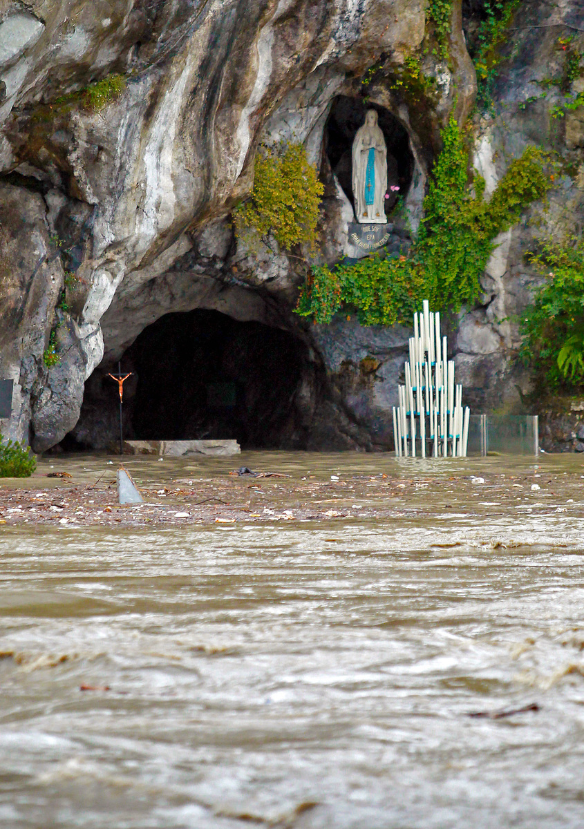 Počas povodne: Jaskyňa je