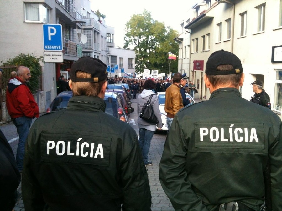 Policajti sú počas pochodu