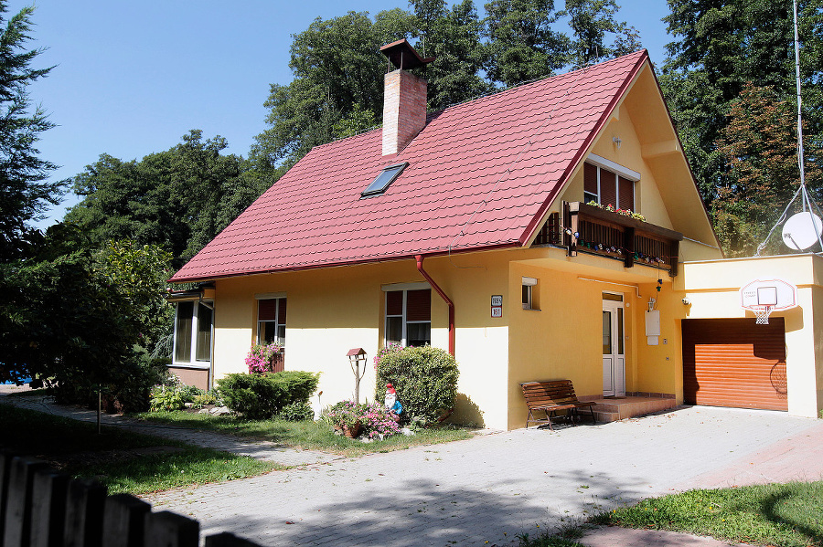 6-izbový rodinný dom  a pozemky, Stupava: 225 000 €.