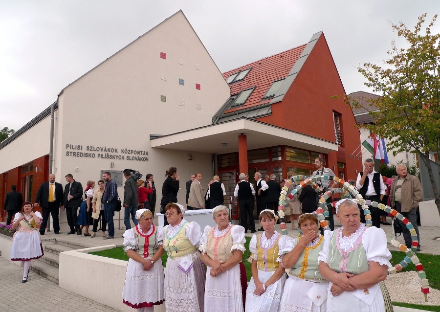 Slovenské stredisko posvätil kňaz.