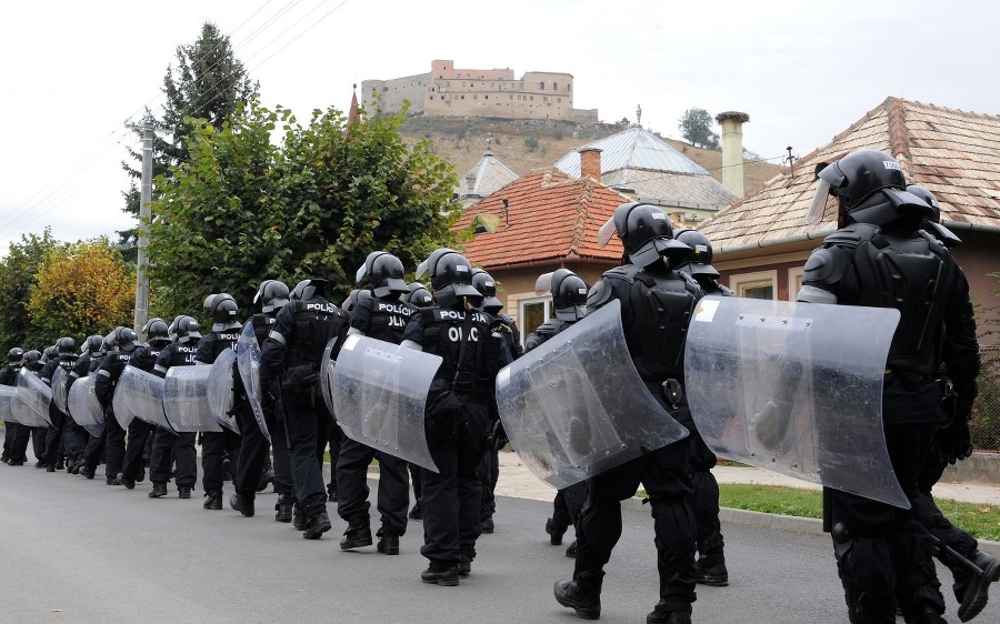 Policajní ťažkoodenci strážia osadu