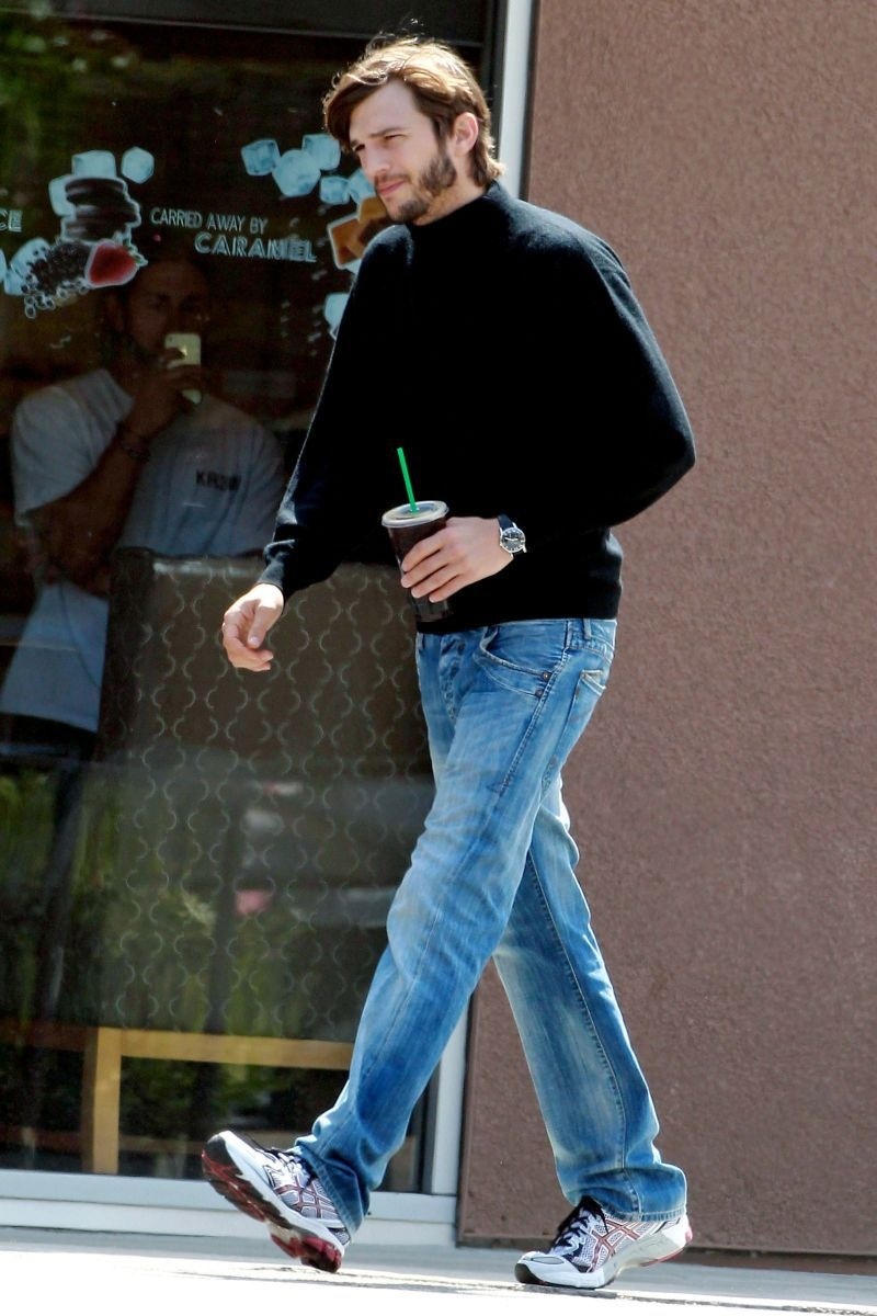 Ashton Kutcher v džínsach