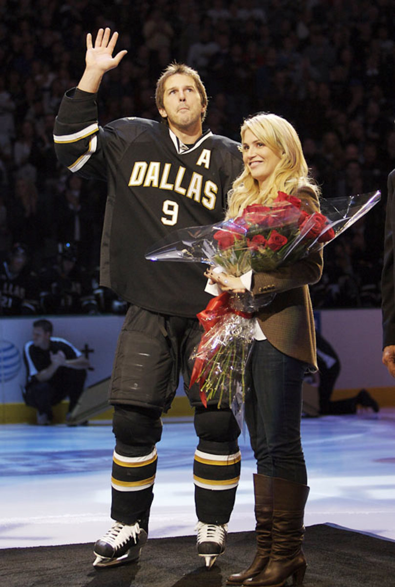 Mike Modano with wife Willa Ford  Mike modano, Willa ford, The mike