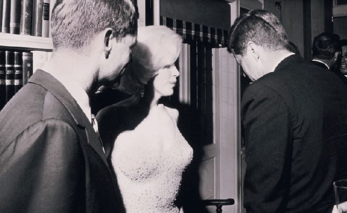 Marilyn s Kennedyovcami. Vľavo
