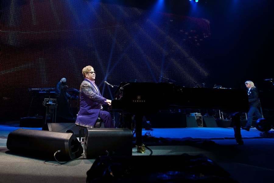 Elton John počas koncertu