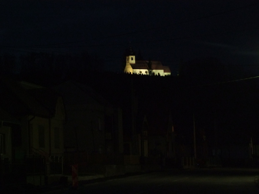 Kostolík v noci vyzerá,
