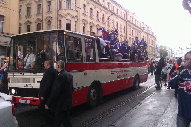 Autobus s hokejistami prechádza