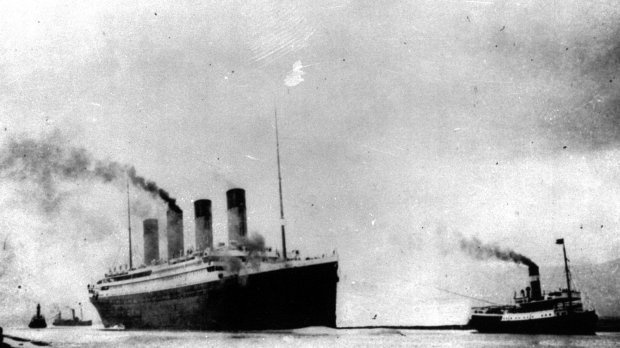 Titanic opúšťa prístav v