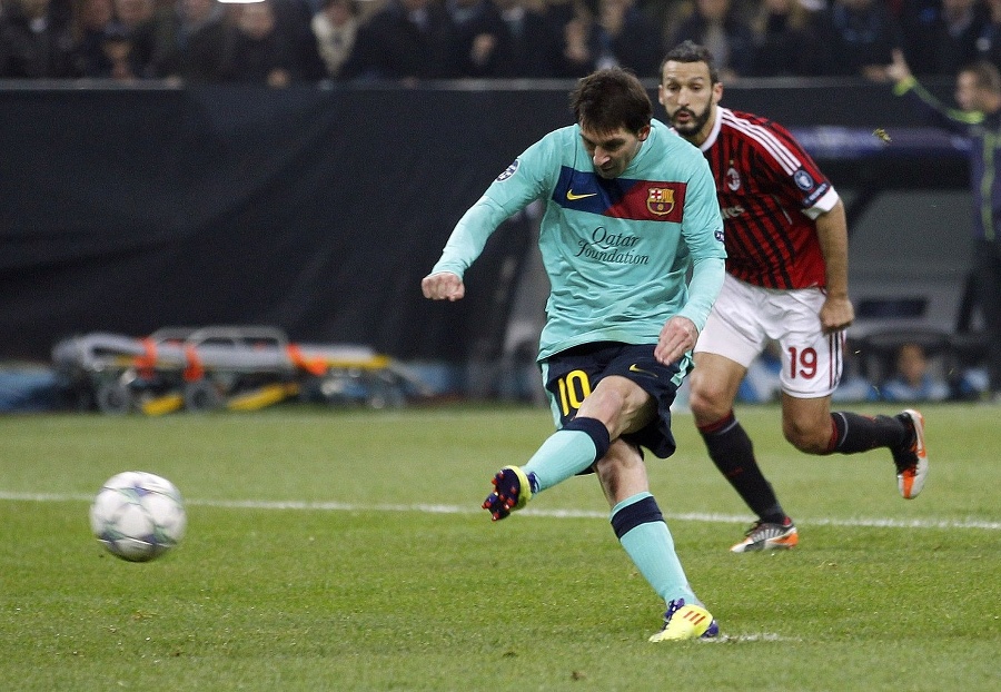 Lionel Messi (vpredu) a