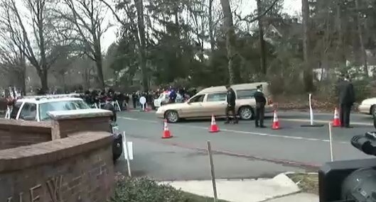 Zlatá limuzína s rakvou Whitney Houston v sprievode najbližších prichádza na cintorín Fairview Cemetery v New Jersey.