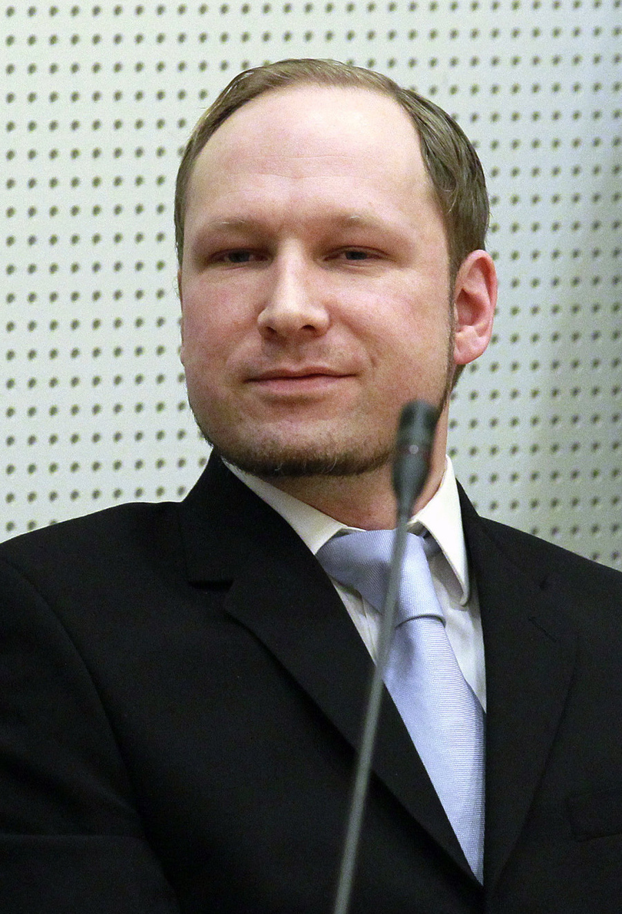 Breivik pred fotografmi vystupoval