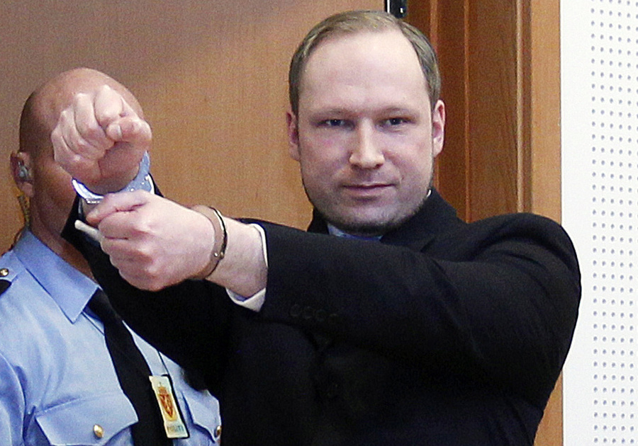 Anders Behring Breivik prichádza