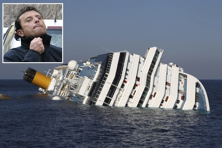 Francesco Schettino vraj akoby zázrakom spadol do záchranného člna a odtiaľ riadil evakuáciu cestujúcich.