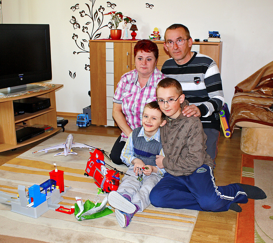 Mama Ľudmila (44), otec Štefan (47) aj brat Šimonko (11) veria, že sa nájdu peniaze na liečbu Martinkovej choroby.