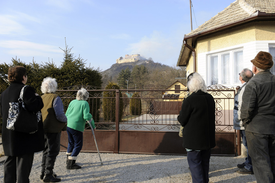 Obyvatelia Krásnohorského Podhradia sa neveriacky pozerajú na zničený hrad.