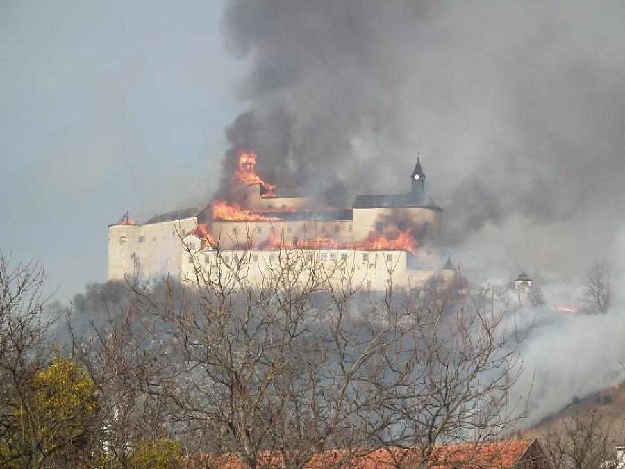 Jeden z najkrajších slovenských hradov Krásna Hôrka zachvátili plamene.