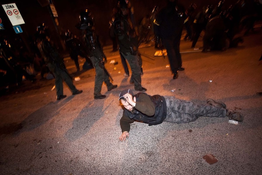 Policajti niekoľkých demonštrantov zadržali.