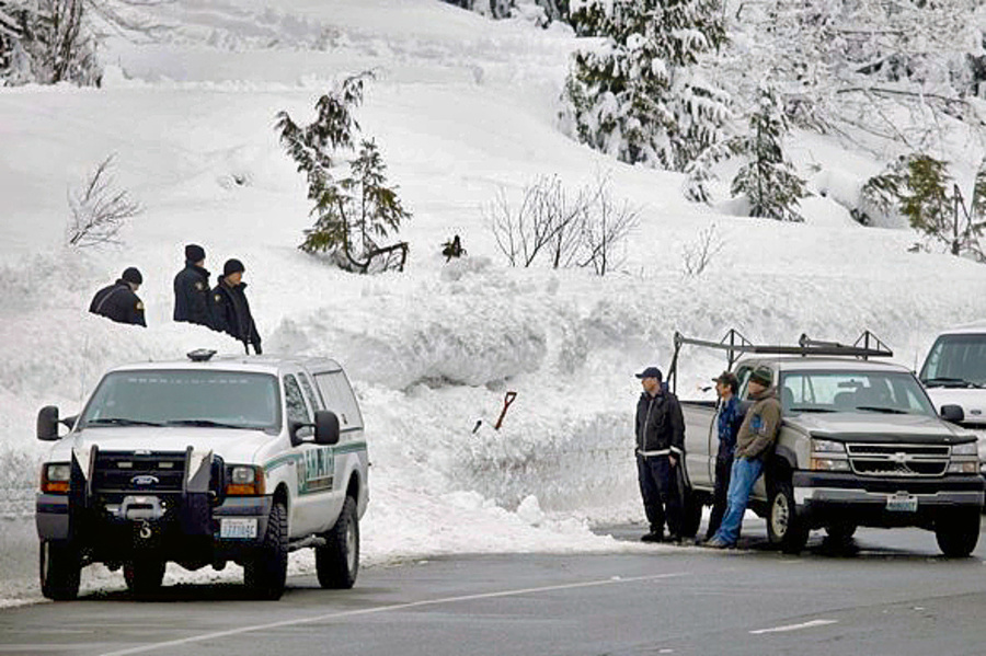 Záchranári sa kopami snehu