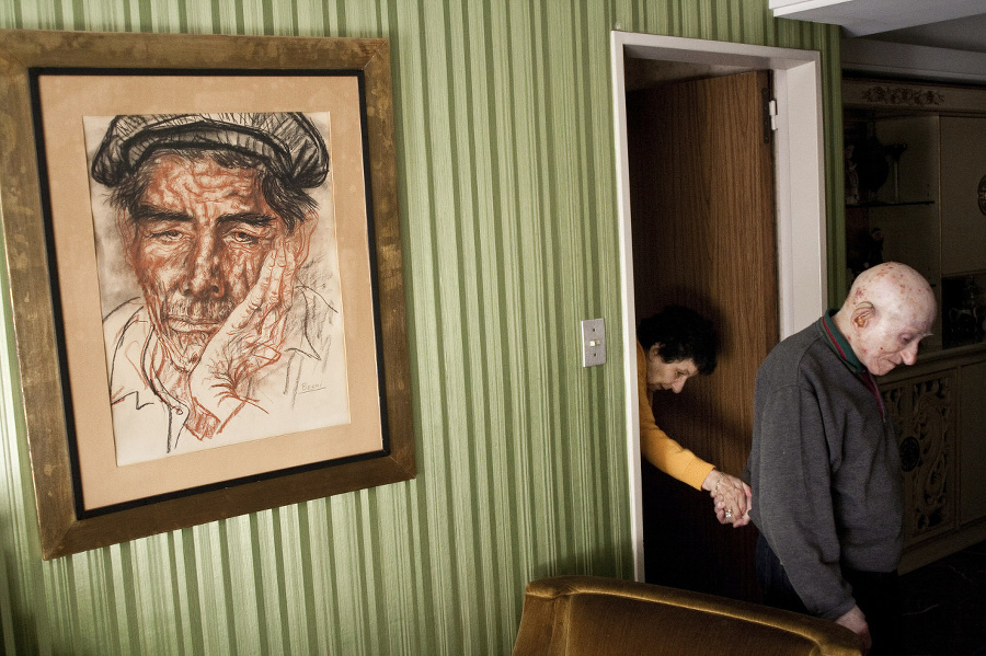 Víťaz v kategórii Príbehy každodenného života. Argentínsky fotograf Alejandro Kirchuk na snímke zo série fotografií nazvanej Nikdy ťa neopustím zachytil Marcosa z Buenos Aires, ako vedie do obývačky Monicu, ktorej diagnostikovali Alzheimerovu chorobu. 