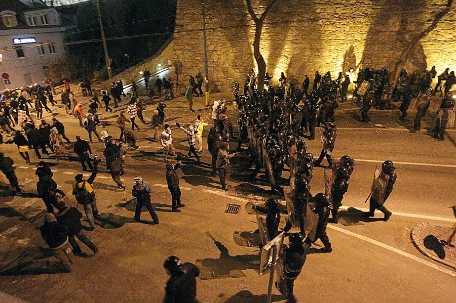 Polícia vytláča demonštrantov.