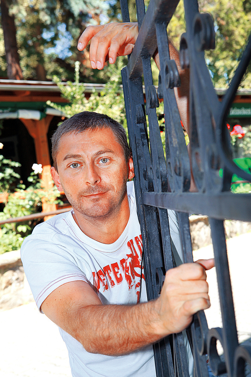Herca väčšina divákov pozná iba ako hlas z filmov či populárnych seriálov.