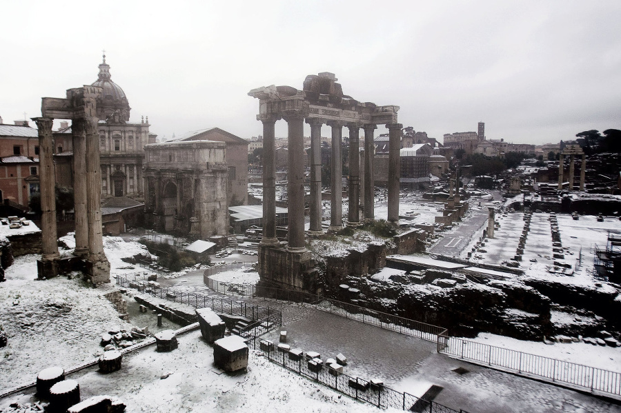 Rímske fórum pokryté snehom