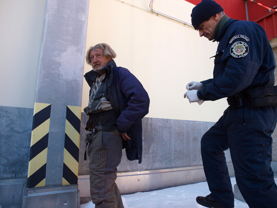 Príslušníci polície poskytujú bezdomovcom